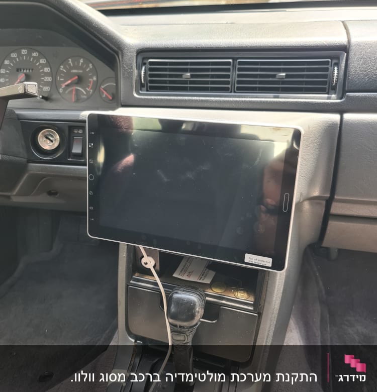 מסך מגע מותקן ברכב עם כבל מחובר